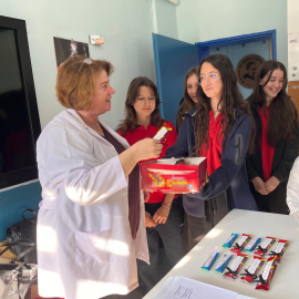 Öğrenciler, üzerine notlar yazdıkları çikolataları öğretmenlerine ikram etti