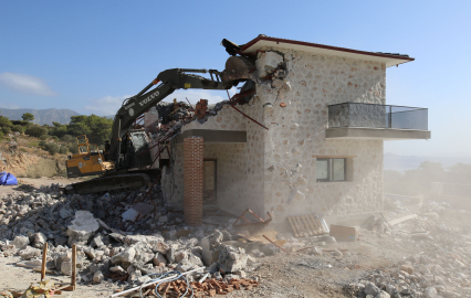 Kaş'ta 5 bin 112 kaçak yapının yıkımı için 10'uncu ihale