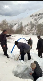 Çığ altında kalan su şebekesi devre dışı kaldı; 400 metre boru döşenerek yeniden suya ulaşıldı