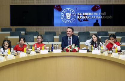 Bakan Bayraktar, çocuklarla bir araya geldi