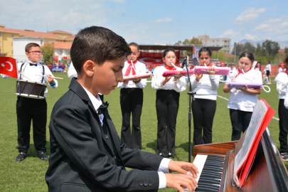 10 yaşındaki Yusuf piyano çaldı, arkadaşları melodikalarla eşlik etti