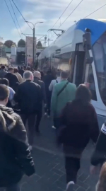 Kabataş-Bağcılar Tramvay Hattı'nda yaşanan arıza nedeniyle seferler aksadı; yolcular raylarda yürüdü