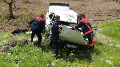 Devrilen otomobildeki 4 kişi yaralandı