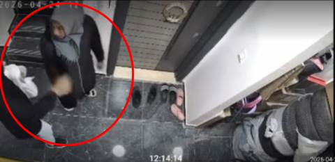 Ayakkabıyı koklayıp, kartla kapıyı açmaya çalıştılar