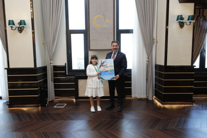 Şehit polisin 9 yaşındaki kızı, Uluslararası İngilizce Olimpiyatı'nda dünya 3'üncüsü oldu