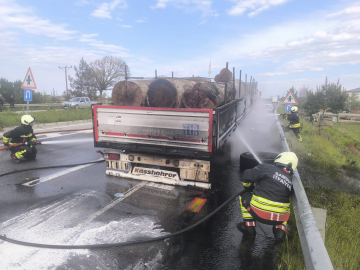 Samsun'da seyir halindeki tomruk yüklü kamyon alev alev yandı