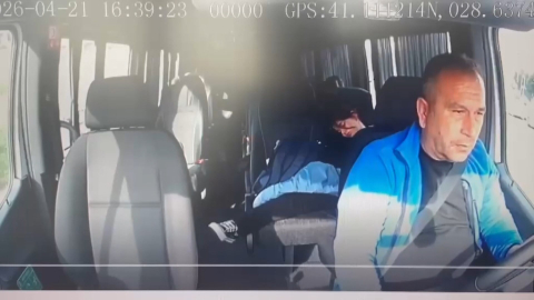 Arnavutköy'de okul servisi ile kamyonet çarpıştı: Emniyet kemeri takılı olmayan öğrenci koridora düştü