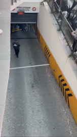 Kağıthane’de tamir ettiği kepenk başına düşen işçi ağır yaralandı