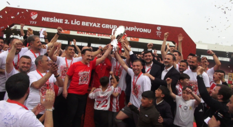 24 yıl sonra 1'inci Lig'e yükselen Batman Petrolspor, kupasını aldı