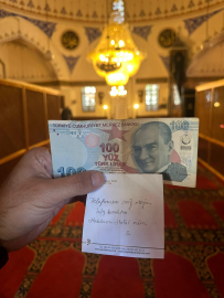 Camide namaz kılarken telefonunu şarj etti, not yazıp 100 TL bıraktı