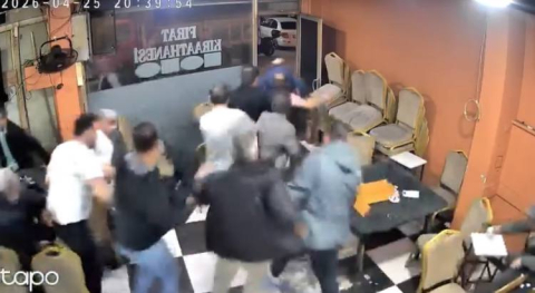 Sultangazi’de araçtan çıkan yüksek ses müzik kahvehanenin camını titretti; müşteriler deprem sanıp kaçtı