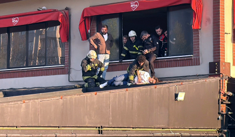 Kafeteryanın 3’üncü katında otururken dengesini kaybedip, alt katın terasına düştü