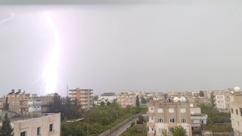 Silopi’de yıldırım düşme anları kamerada