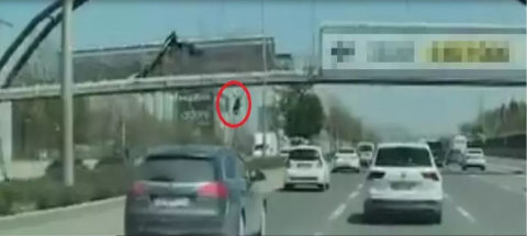 Afiş asarken üst geçitten düşen ve otomobil çarpan işçi, son yolculuğuna uğurlandı