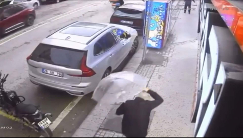 Rüzgarda patlayan camın parçaları başına düştü; o anlar kamerada