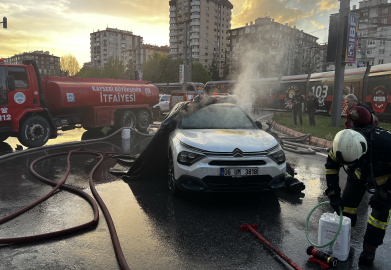 Kayseri’de elektrikli otomobil seyir halindeyken alev aldı