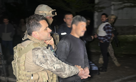 Aile içi şiddet ihbarına giden polislere silahlı saldırı: 1'i ağır, 2 yaralı