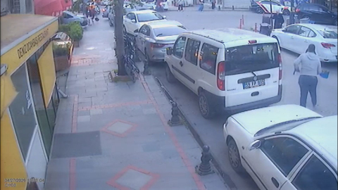 Pendik'te manevra yapan motosikletli park halindeki araca çarptı; kaza kamerada