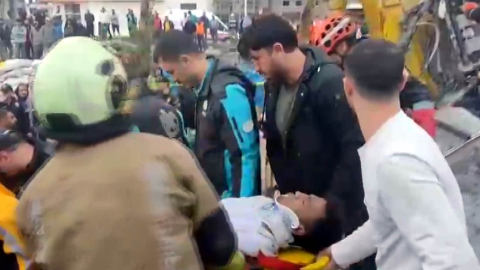 Yıkım sırasında enkazın altında kalan iş makinesinin operatörü yaralandı