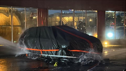 Şişli'de 34 katlı plazanın otoparkındaki elektrikli cip alev alev yandı