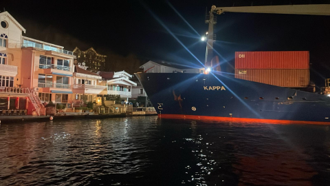 Sarıyer’de geminin karaya oturduğu anlar kamerada; iş kadınının yalısı hasar aldı