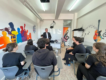 Onur öğretmen engel tanımadı, müzikle ilham oldu