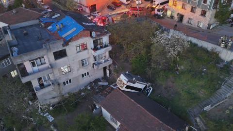 Kağıthane'de takla atan okul servisi evin çatısına düştü; araçta sıkışan şoför kurtarıldı