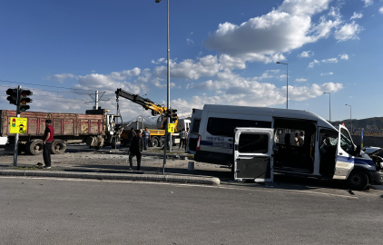 Kayseri’de işçi servis minibüsüyle kamyon çarpıştı: 8 yaralı