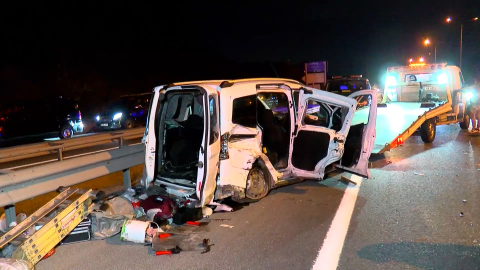 Eyüpsultan'da hafif ticari araç ile minibüs çarpıştı: 4 yaralı