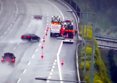 Otomobil otoyolda Karayolları ekibine çarptı, o anlar kamerada