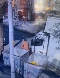 Avcılar’da kargo aracından cep telefonu hırsızlığı kamerada