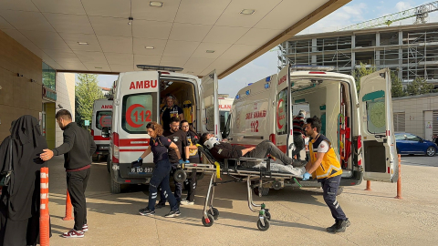 Bursa'da iki hafif ticari araç çarpıştı: 3 yaralı