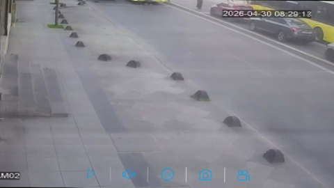 Bağcılar'da yolun karşısına geçmeye çalışan öğrenciye İETT otobüsü çarptı; kaza kamerada