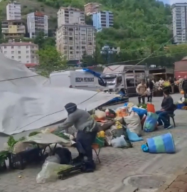 Artvin’de fırtına nedeniyle pazardaki tezgahlar devrildi, ürünler etrafa savruldu