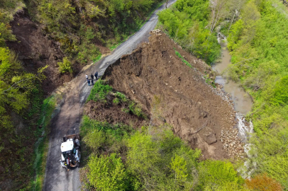 Ordu'da yaşanan heyelan nedeniyle yollarda çökme oluştu