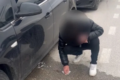 Sürücünün zabıtayı görünce attığı izmaritleri topladığı anlar kamerada