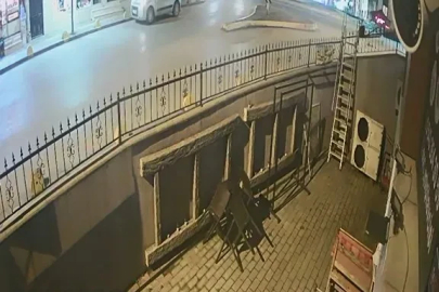 Kamyonet ile motosiklet çarpıştı: 2 yaralı; kaza anı kamerada 
