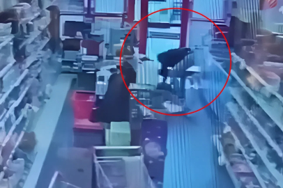 Jandarma personelinin, marketteki müşteriyi kalp masajıyla hayata bağladığı anlar kamerada