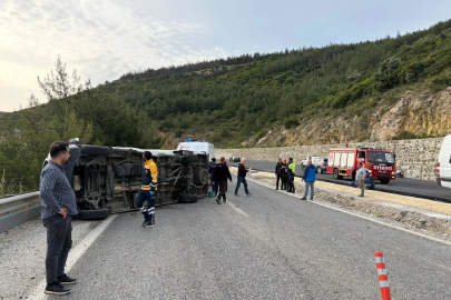 Kuşadası'nda otomobil ile minibüs çarpıştı: 12 yaralı