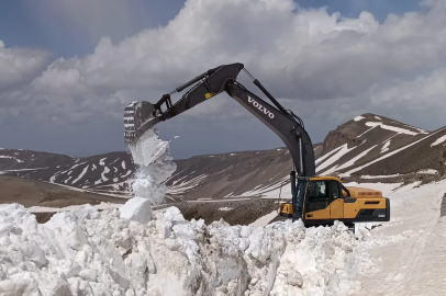 Nemrut Gölü yolunda 10 metreyi bulan karla mücadele çalışması tamamlandı