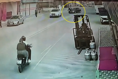 Otomobilin çarptığı kadın yaralandı; kaza kamerada