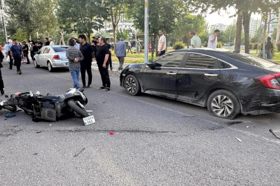 Park halindeki otomobile çarpıp ikiye bölünen motosikletin sürücüsü yaralandı
