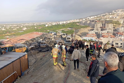 Hatay'da şantiyede yangın; konteynerler ile 8 araç zarar gördü