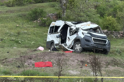 Yozgat'ta öğrenci servis minibüsü devrildi: 3 ölü, 7 yaralı