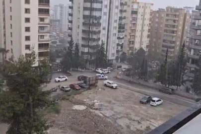 Adana'da sağanak; yollar göle döndü