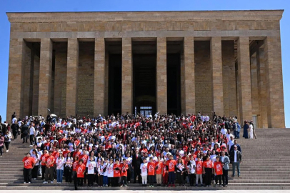 Balıkesir Büyükşehir Belediye Başkanı Akın 1071 gençle Anıtkabir’i ziyaret etti