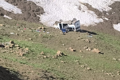  Yüksekova'da işçileri taşıyan minibüs, uçuruma yuvarlandı; 1 ölü, 7 yaralı