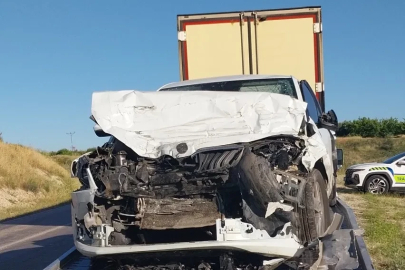 TIR'la çarpışan otomobildeki anne ve kızı öldü, baba ağır yaralı