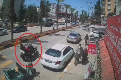 Otomobile çarpan elektrikli motosikletten savrulan kadın ve çocuk, son anda kurtuldu