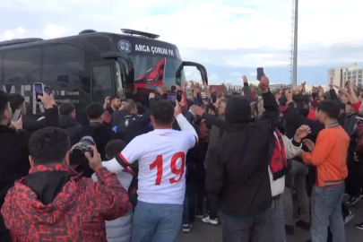 Çorum FK'da taraftarlar takım otobüsünün önünü kesip meşalelerle finali kutladı